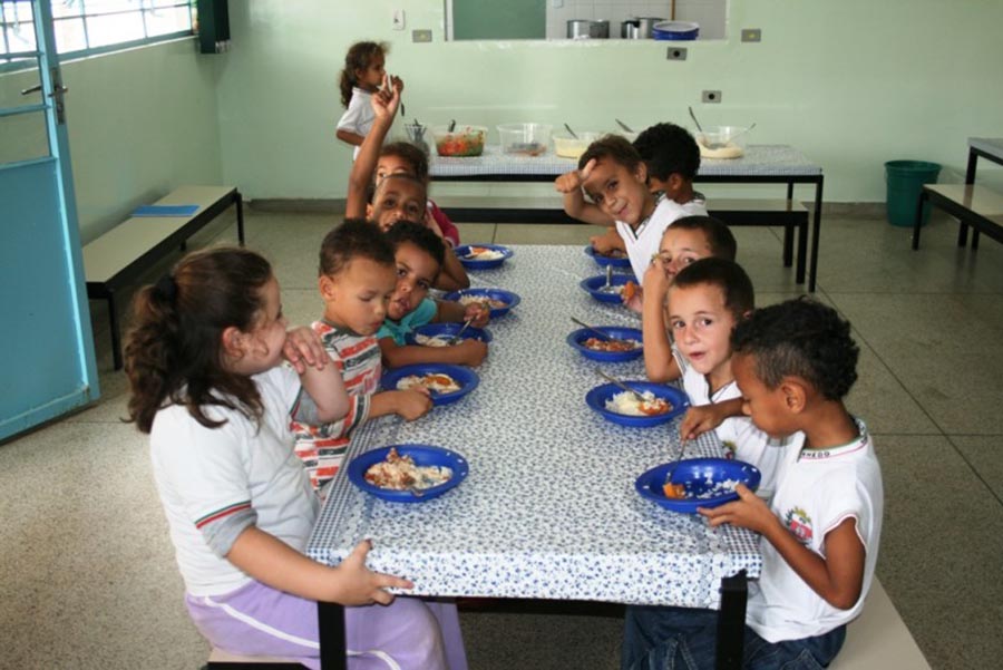 crianças alimentando ju