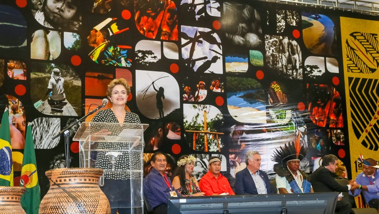 Dilma-com-os-índios