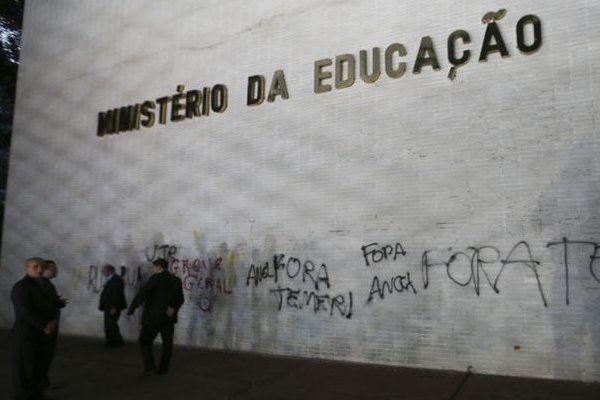 Ministério da Educação pixado