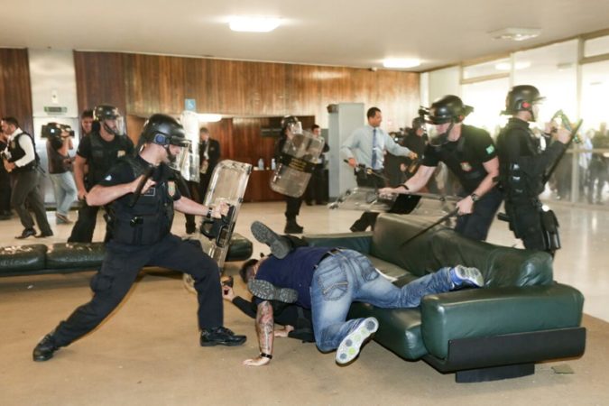 Policiais civis tentam invadir o Congresso Nacinoal