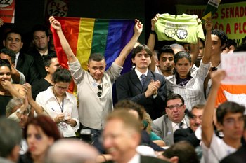 Marta pede reexame de projeto que criminaliza homofobia