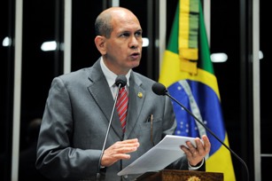 Aníbal destaca avanços e metas do governo do Acre para 2012