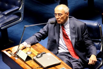 Eduardo Suplicy apresenta voto de pesar por morte de Chico Anysio