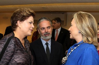 Hillary: Dilma Rousseff “criou padrão” no combate à corrupção