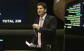 Líder do PT na Câmara defende CPI para investigar Cachoeira