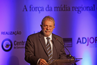 Lula aproveita palestra para cutucar adversários