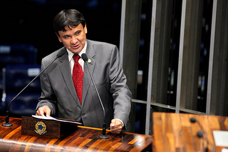 Líder do PT corrige líder tucano sobre liberdade de expressão