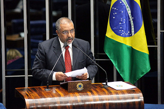 Paulo Paim saúda Dilma por regulamentar convenção da OIT