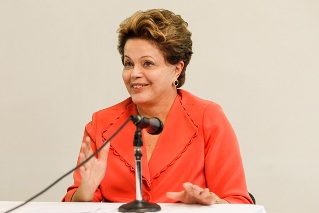 “O povo, nas ruas, não pediu redução de direito social”, afirma Dilma