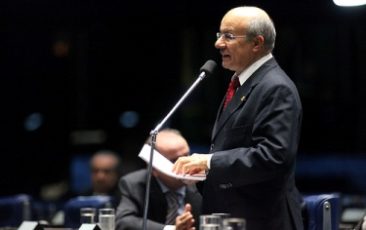 José Pimentel critica balcão de negócios para troca de partido