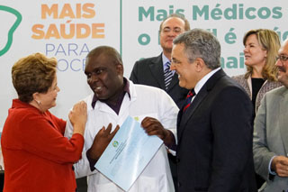 Dilma pede desculpas a médico cubano vaiado por brasileiros