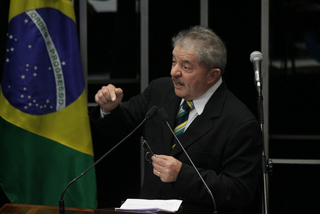 Lula: “quem nega a importância da política pratica a ditadura”
