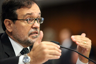 Pinheiro restabelece R$ 2,9 bi para a educação previstos para 2014