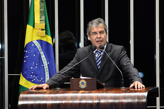 Viana pede discussão sobre política de imigração no Brasil
