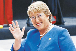 Michelle Bachelet vence com folga e volta à Presidência do Chile