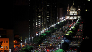 20jun2013-milhares-de-manifestantes-caminham-pela-avenida-presidente-vargas-a-partir-da-igreja-da-candelaria-no-centro-do-rio-de-janeiro-ate-a-prefeitura-do-rio-de-j