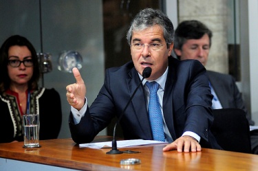Convites a ex-diretores da Petrobras tumultuam comissão