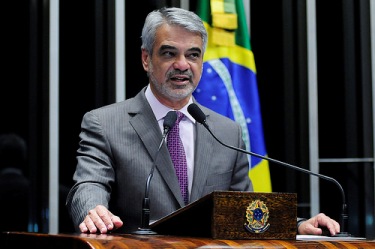 PT apresenta senadores que participarão da CPI da Petrobras