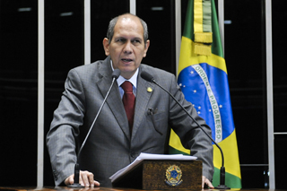 No plenário, Aníbal reforça defesa da Petrobras