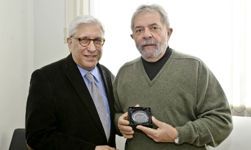 Lula recebe medalha por ações de combate à pobreza
