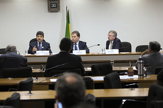 Ex-presidente da Petrobras America responde sabatina em CPMI