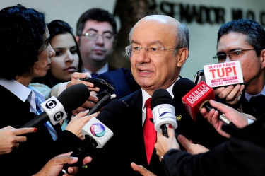 Pimentel defende aperfeiçoamento nas licitações da Petrobras