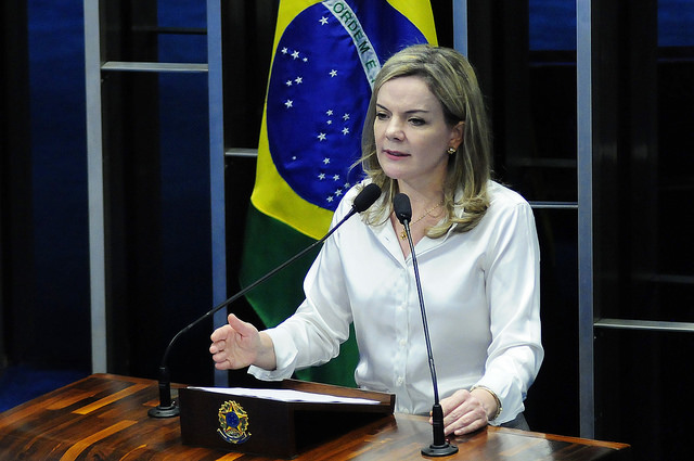Gleisi rebate pessimistas e lembra que Brasil não vive crise sem precedentes