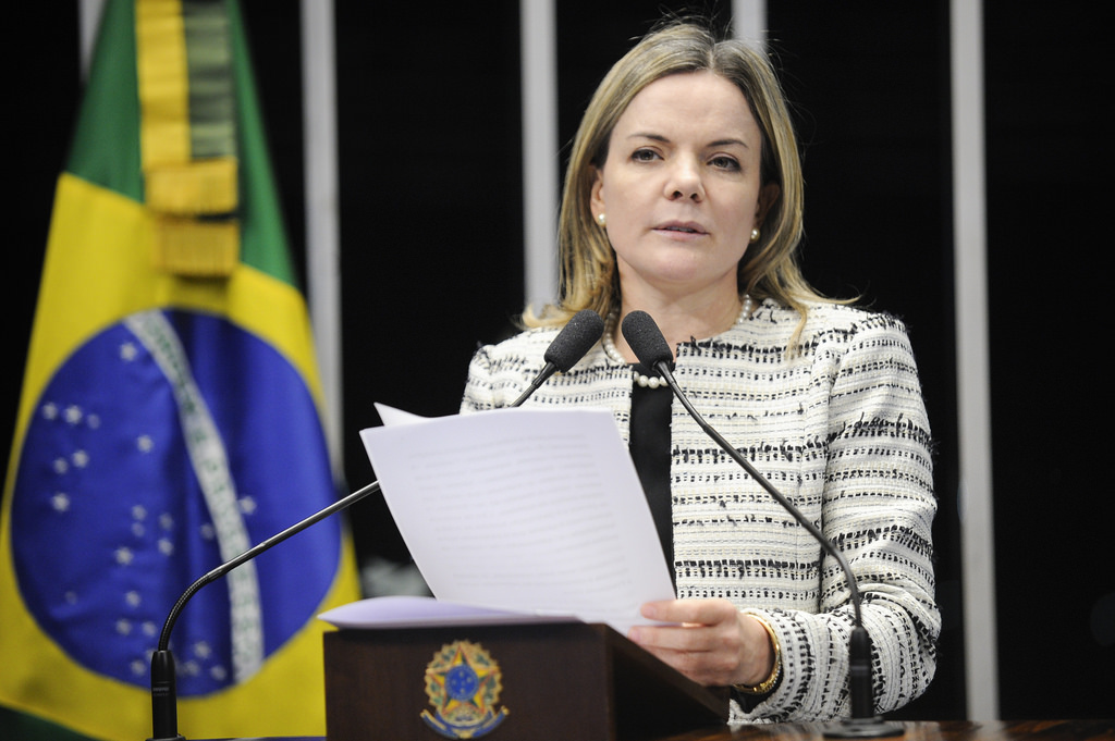 Adesivos ridicularizando Dilma desrespeitam a todas as mulheres, diz Gleisi