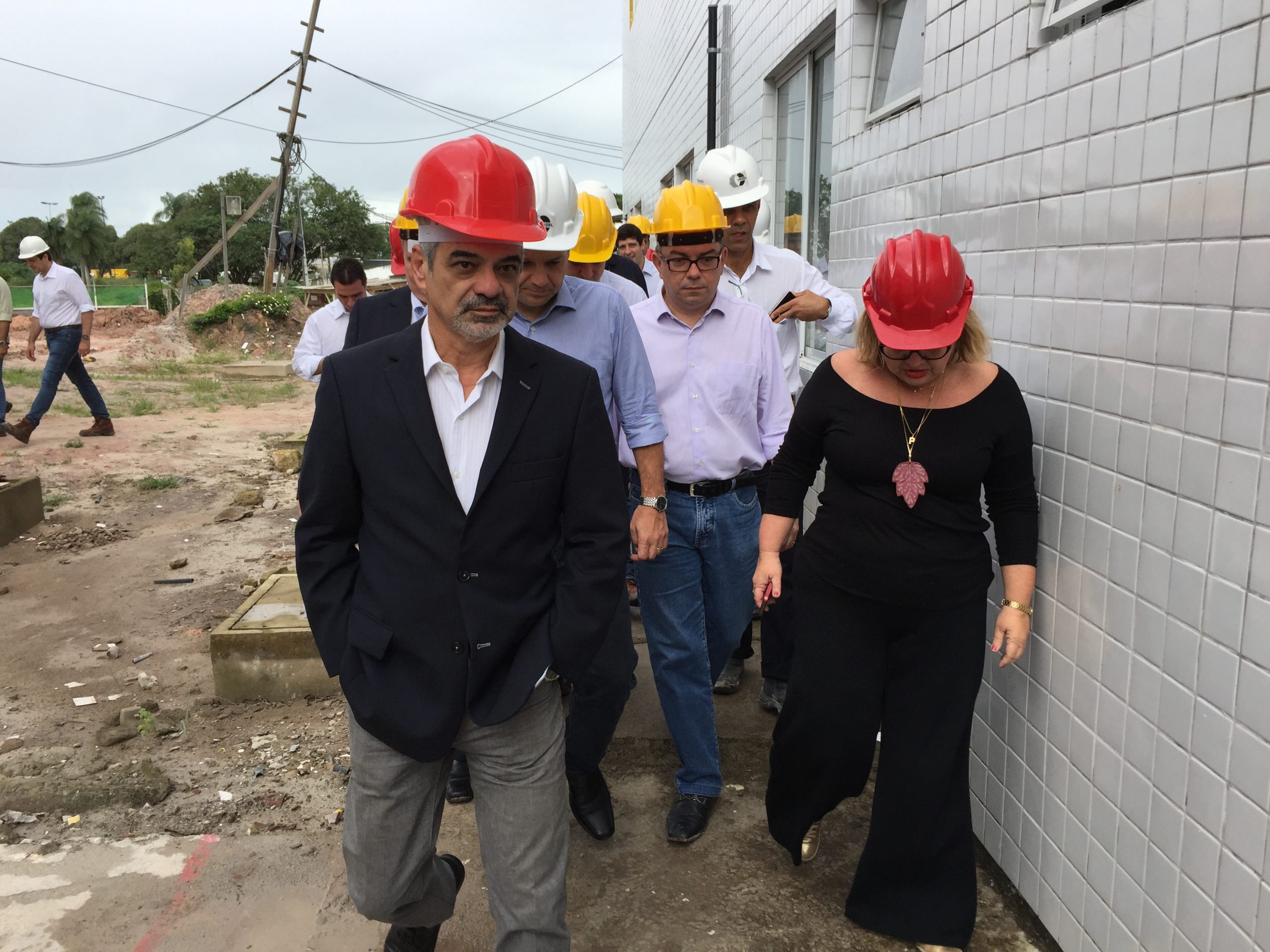 Senador Humberto Costa visita obras do Hospital da Mulher em Pernambuco
