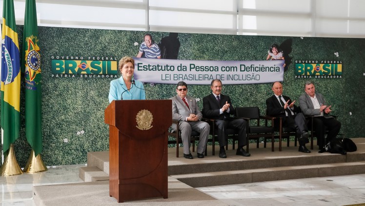 Chances iguais a pessoas com deficiência reforçam democracia, afirma Dilma