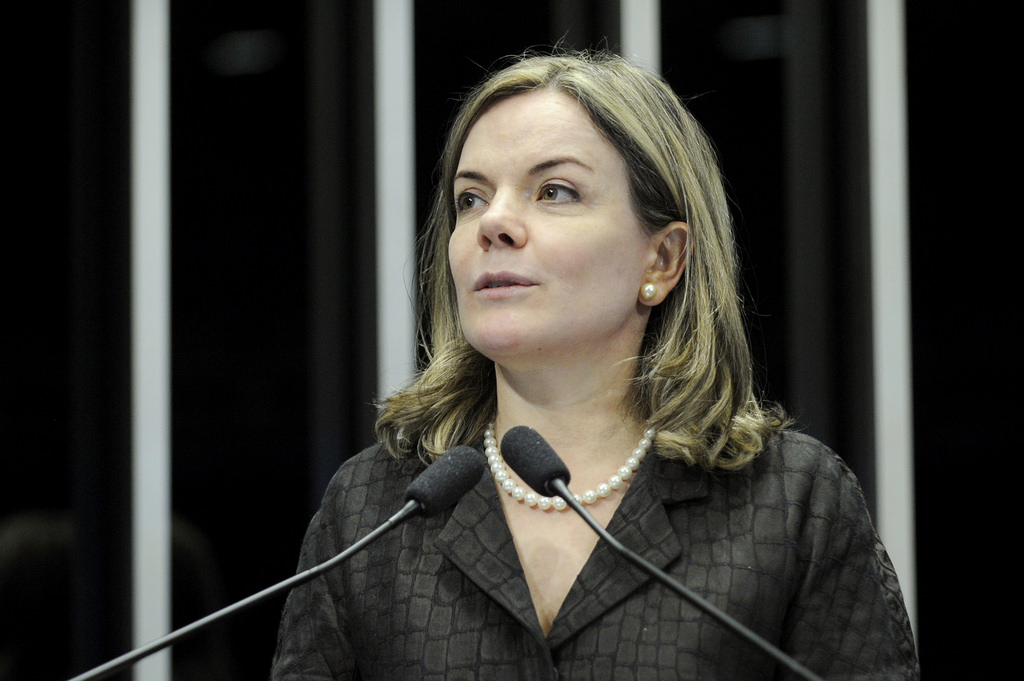 Golpe não serve a nossa democracia, diz Gleisi sobre movimento contra Dilma