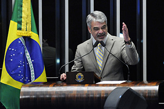 No aniversário de dois anos, Humberto saúda êxito do programa Mais Médicos