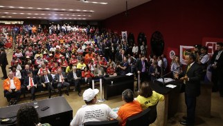Parlamentares e ativistas denunciam  tentativa de golpe contra a Petrobras