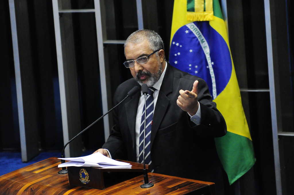Paulo Paim defende pacto pela reforma tributária e combate à sonegação