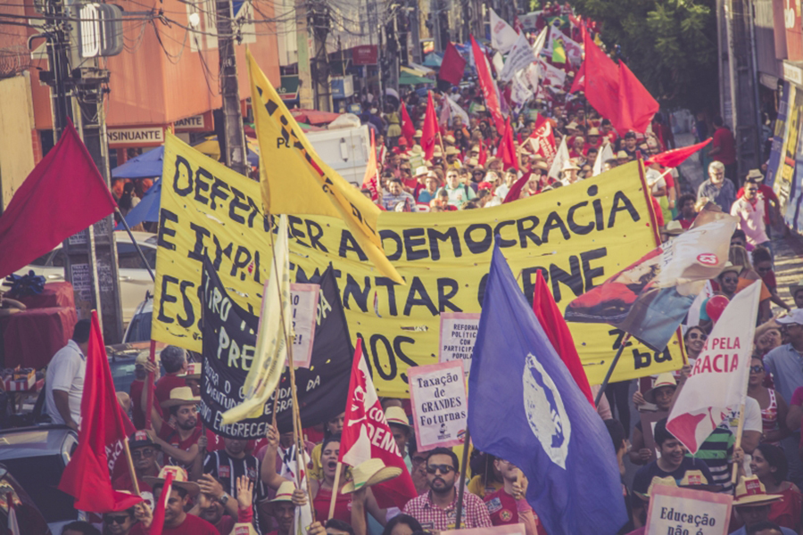 200 mil brasileiros saem às ruas em protesto contra a tentativa de golpe