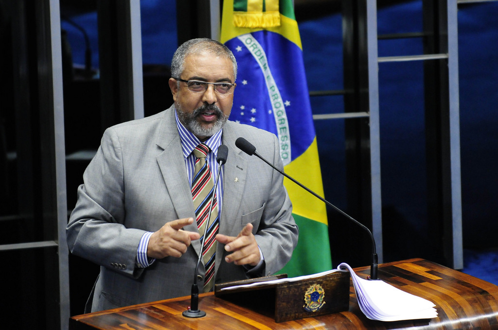 Sonegação é roubo e responde por 28,4% do imposto pago no Brasil, diz Paim