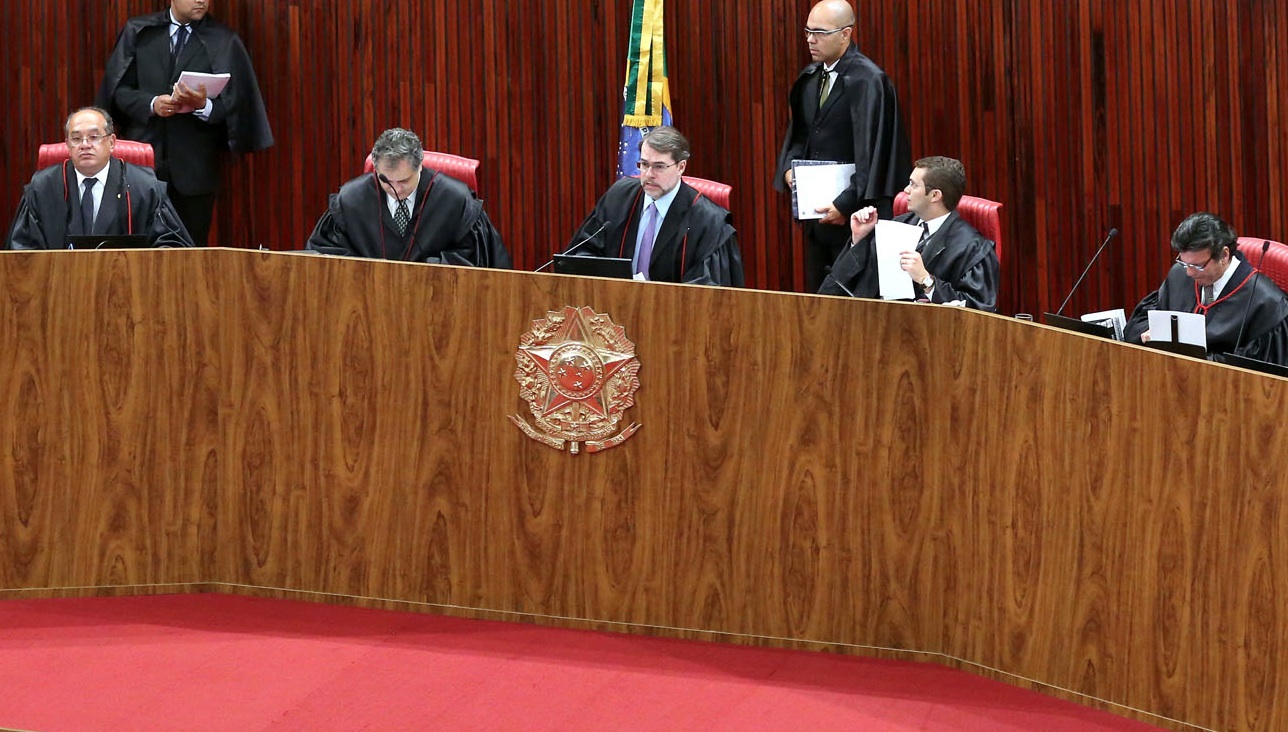 Defesa de Dilma aponta abuso de Gilmar Mendes no Tribunal Superior Eleitoral
