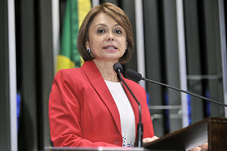 Veto de Dilma às doações empresariais garante disputa democrática, diz Ângela