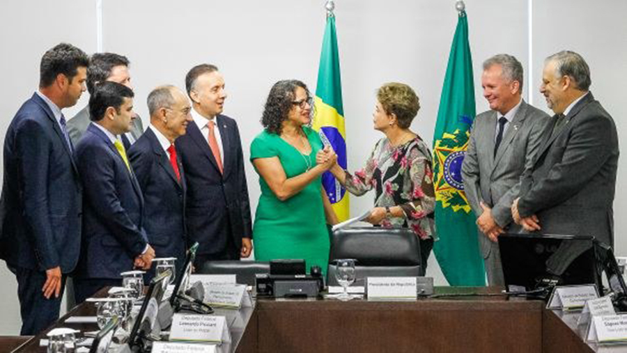 Deputados da base aliada entregam manifesto de apoio a Dilma e à democracia