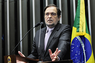 Pinheiro elogia transparência, mas cobra diálogo e soluções do governo