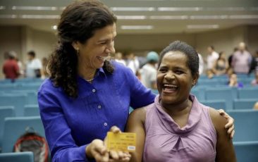 Maria-Fernanda-entrega-cartao-do-Fomento-Mulher-para-Núbia-da-Conceição- -foto-de-Rômulo-Serpa MDA