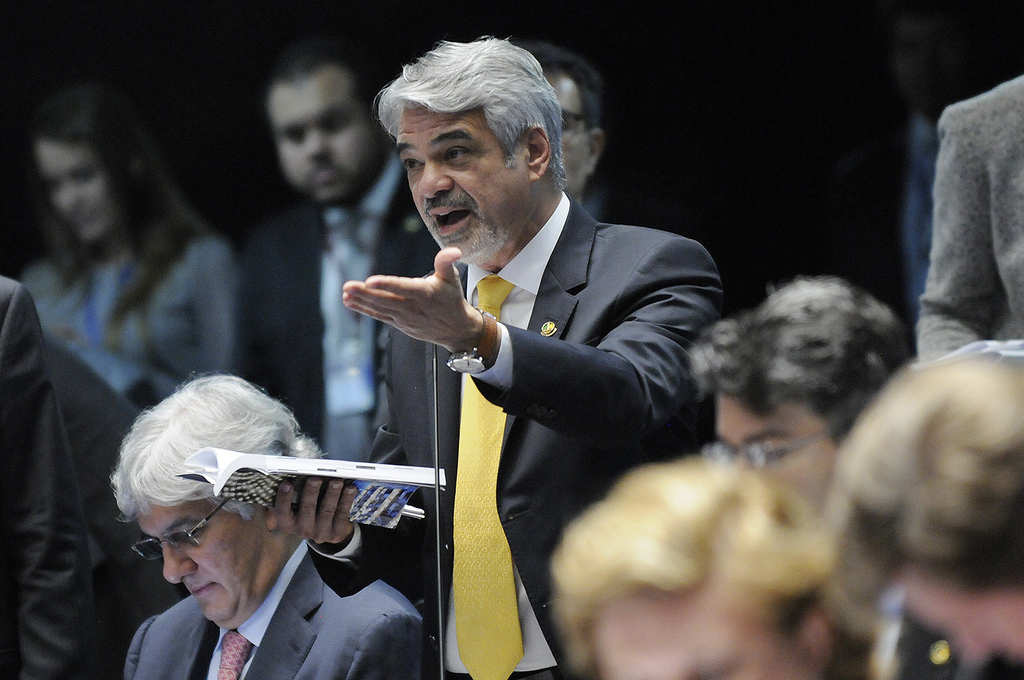 Líder Humberto comemora aprovação da MP que preserva emprego e renda