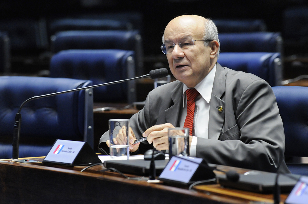 Pimentel defende redução dos salários dos senadores e deputados