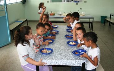 crianças alimentando ju