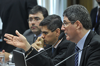 Especialistas discordam de projeto de Serra que limita dívidas do governo