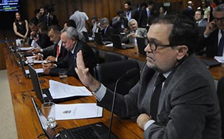 Pinheiro consegue aprovar política de desenvolvimento regional