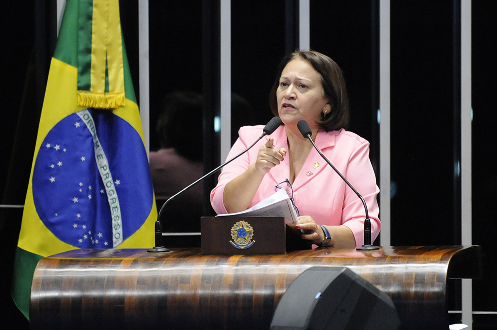 Tenho orgulho desse povo corajoso, diz Fátima após atos pró-Dilma