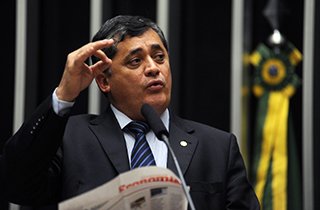 Governo não cedeu à pressão e seguiu o caminho republicano,diz José Guimarães