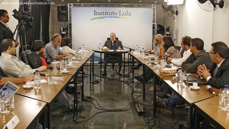 Lula para blogueiros:”não é hora de discutir crise, mas saídas”