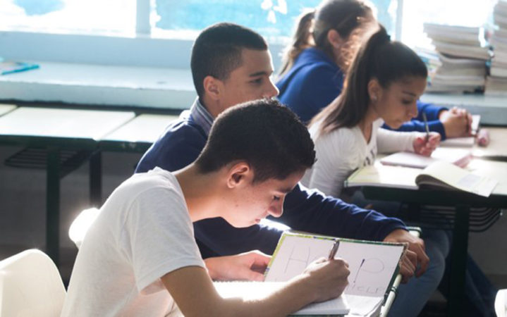 Brasil registra melhora no desempenho de jovens em matemática, aponta OCDE